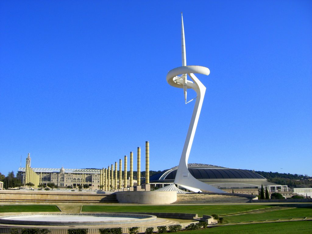 Olympiagelände in Barcelona mit Calatrava-Turm und Stadion im Hintergrund.